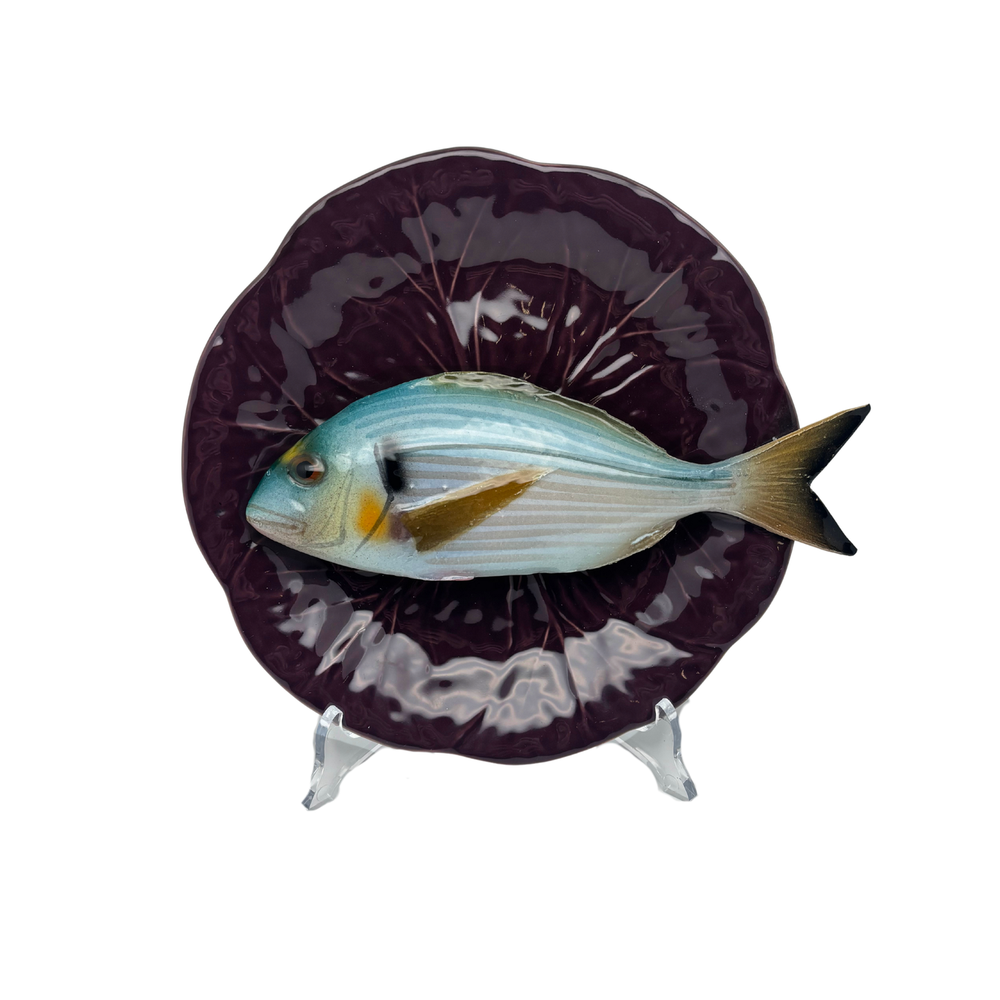 Orata op een aubergine bladvormig bord, 21cm