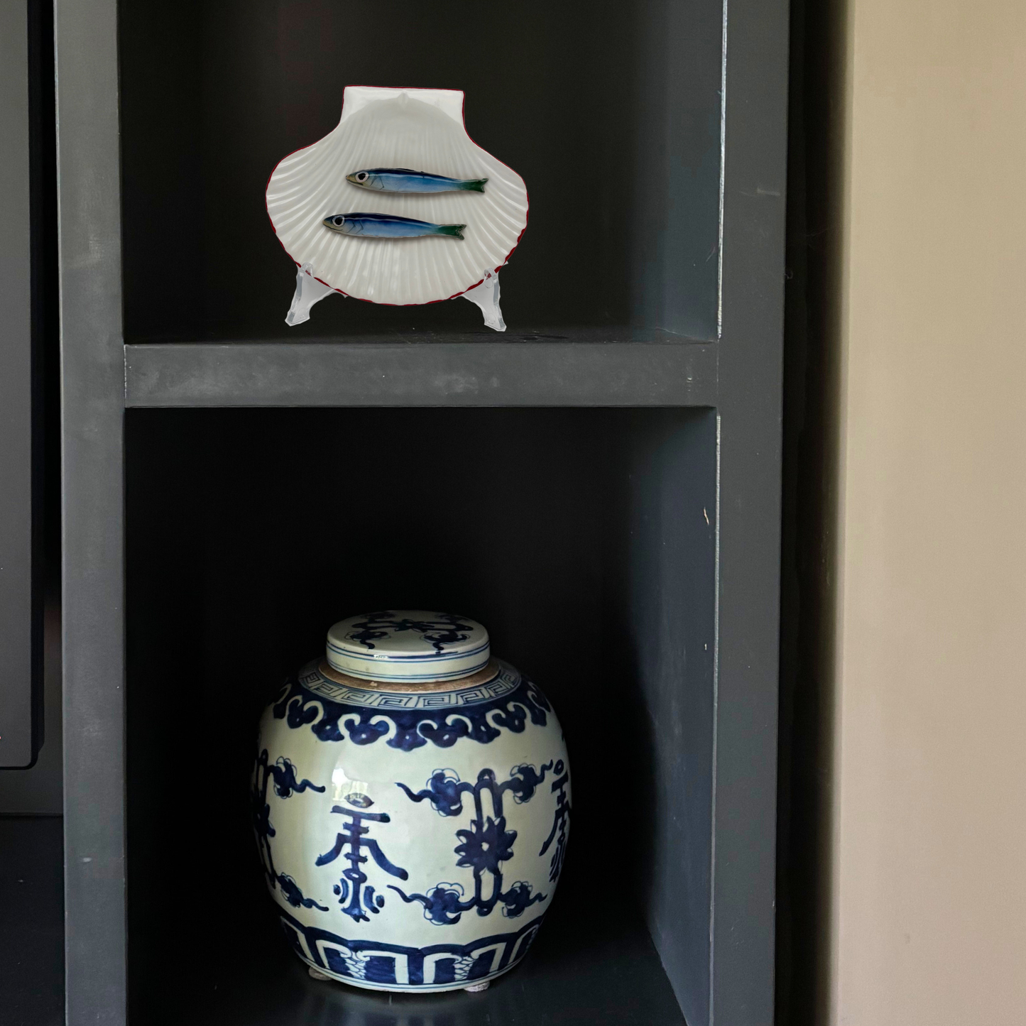 Sardines op een schelpen bordje met rode rand, 13X16cm