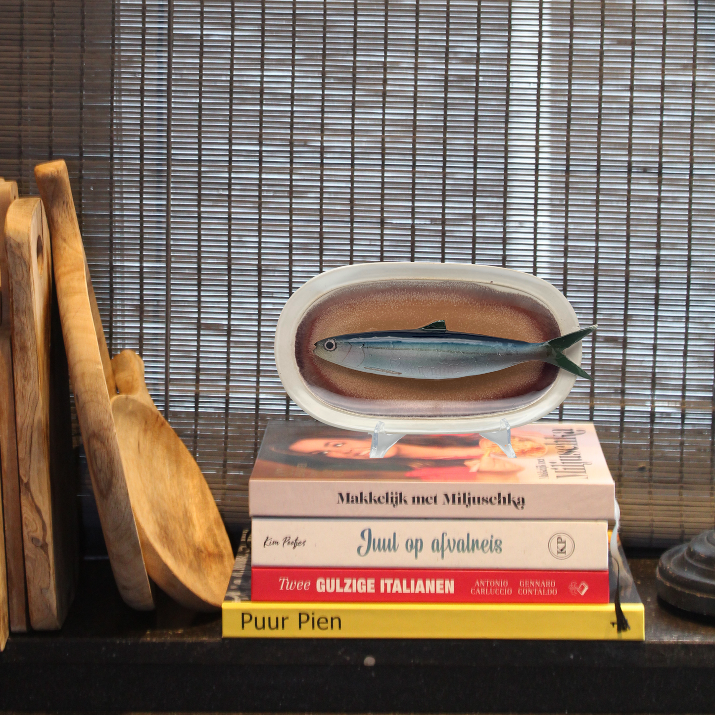 Alaccia/Haring op ovaal bruin bord met lichte rand, 26x25cm