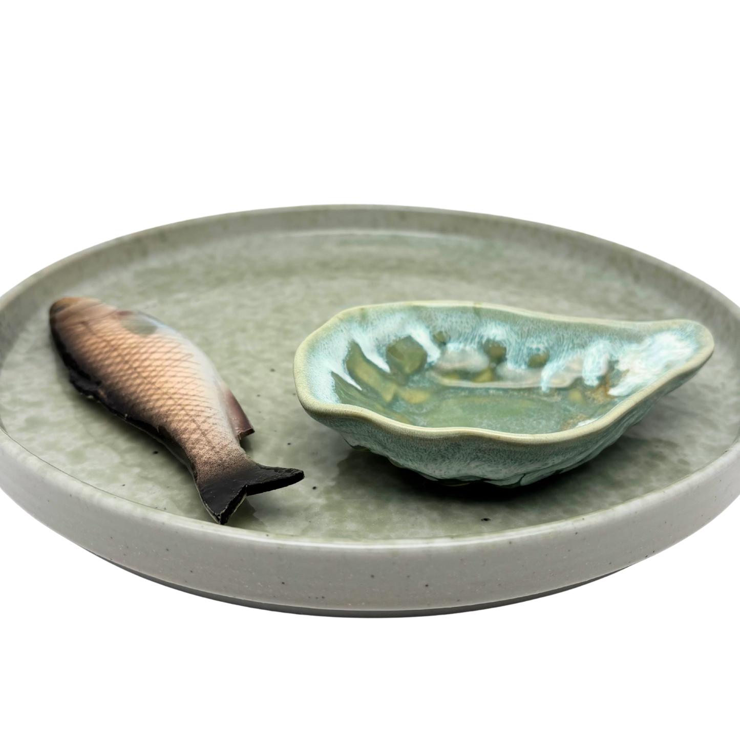 Spigola medio op een zeegroen borrelbord incl. dipschaaltje 26 cm
