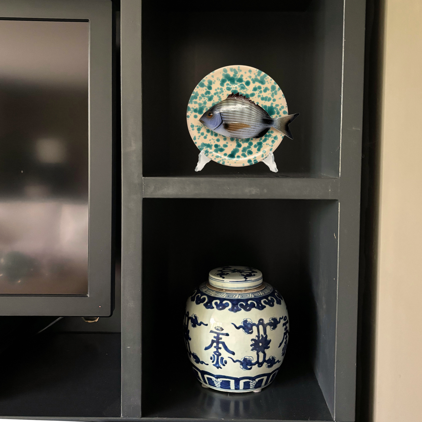 Sarago medio op créme met turquois verfspatten bordje, 16 cm rond