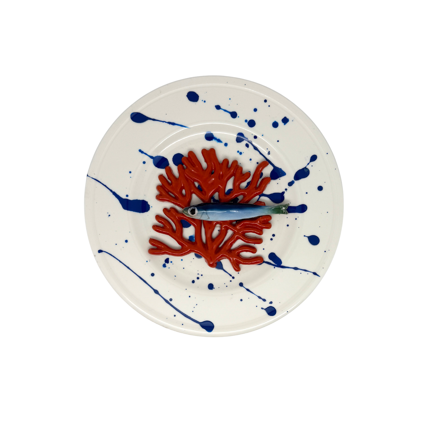 Koraal piccolo met sardientje op wit bord met blauwe verfspetters, 21 cm rond.