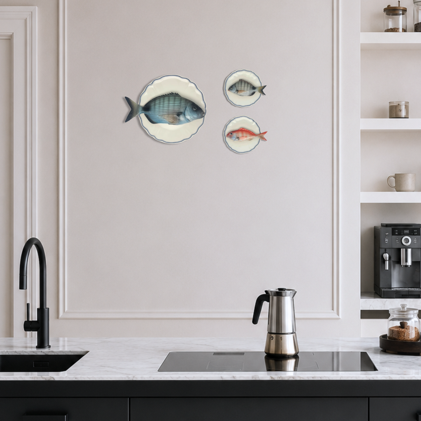Sarago medio op wit bord met blauwe geschulpte rand 17 cm