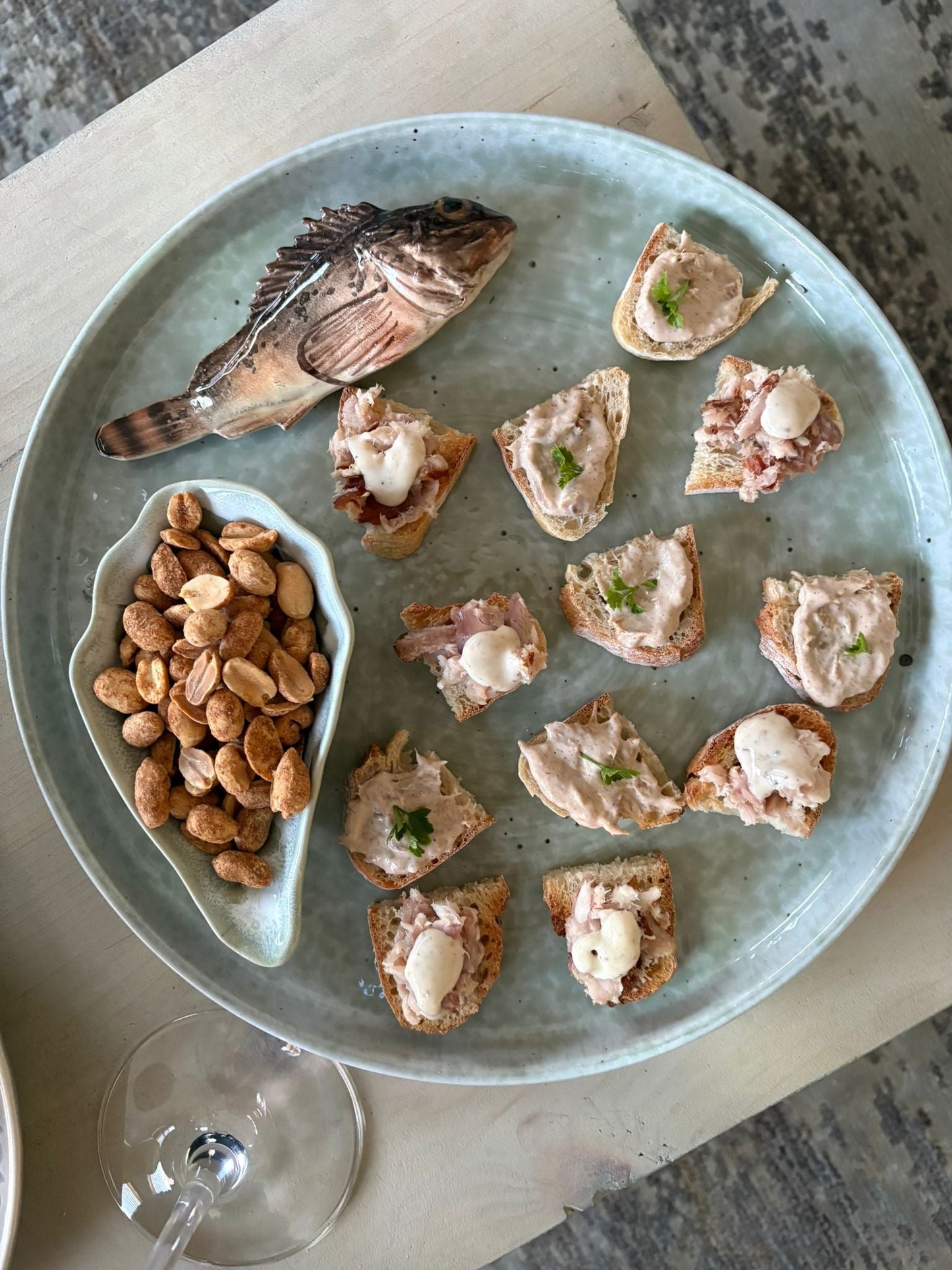 Scorfano marrone op een zeegroen borrelbord incl. dipschaaltje. 26 cm