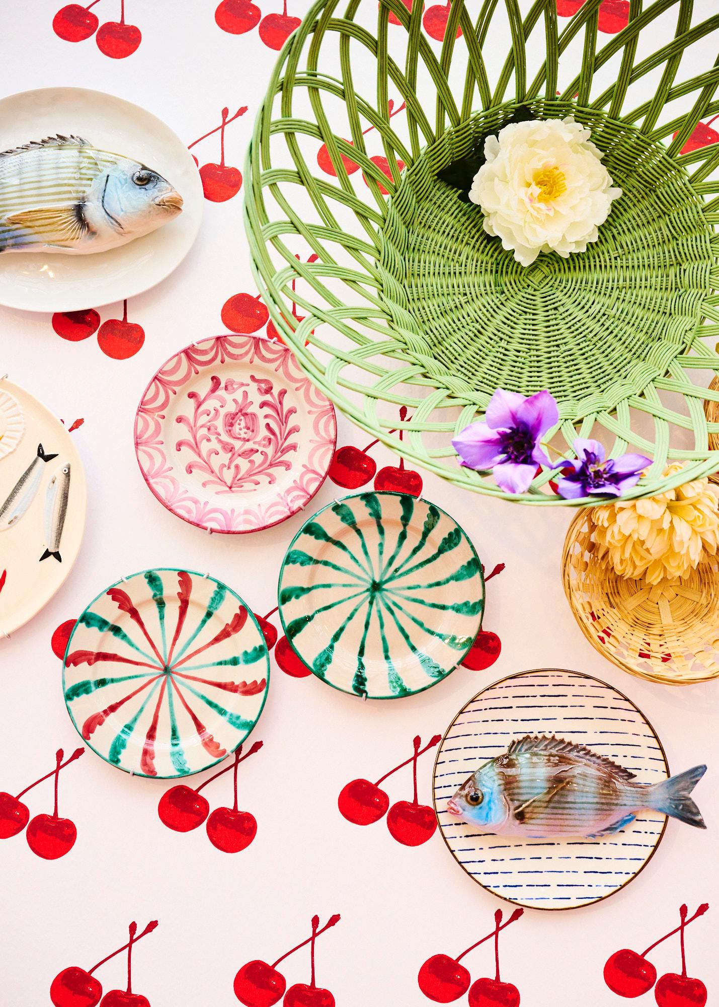 Tanuta op blauw gestreept bord, 22cm rond