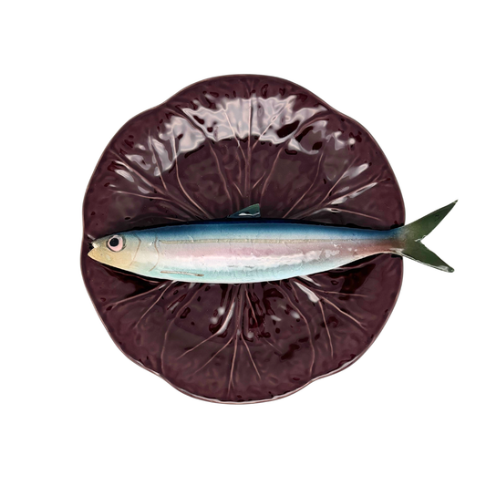 Alaccia/Haring op een aubergine bladvormig bord, 21cm