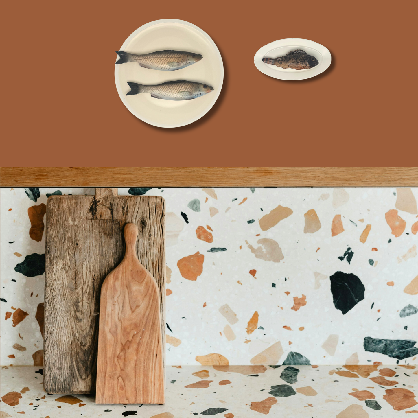 Spigola's medio op een beige bord met lichte rand, 20 cm