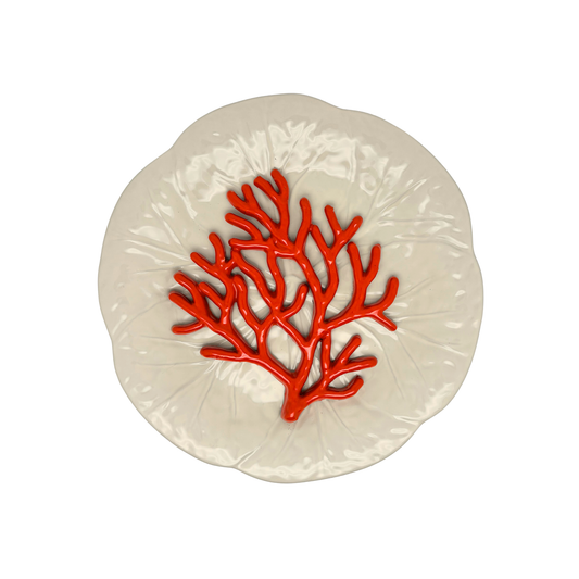 Koraal medio op een créme/wit bladvormig bord, 27cm