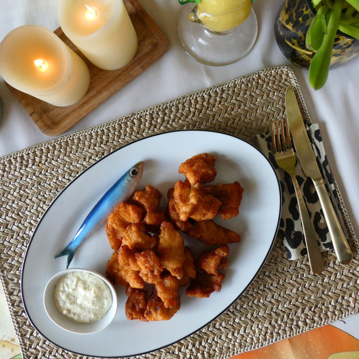 Haring/Alaccia Borrelbord met ovaal dipschaaltje - Ovaal wit serveerbord 35x24cm