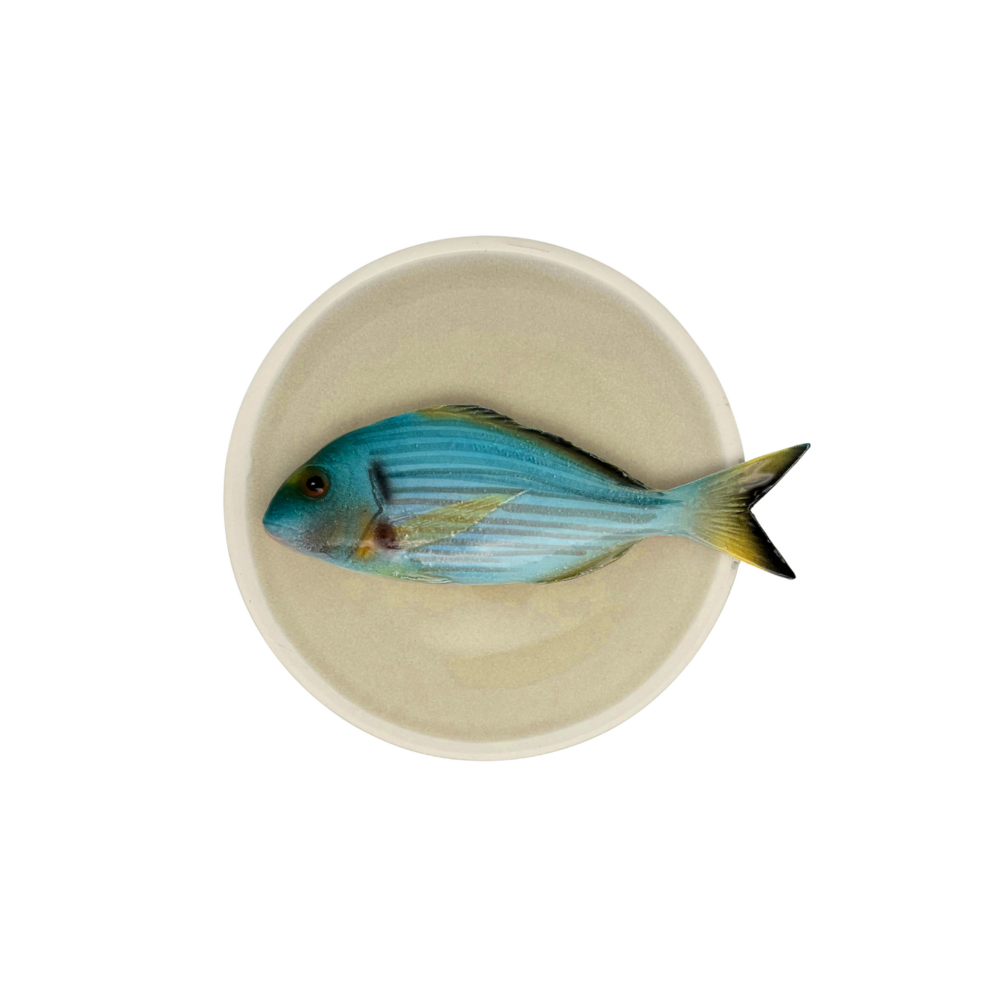1103 Orata medio op een zandkleur bord, 20cm rond