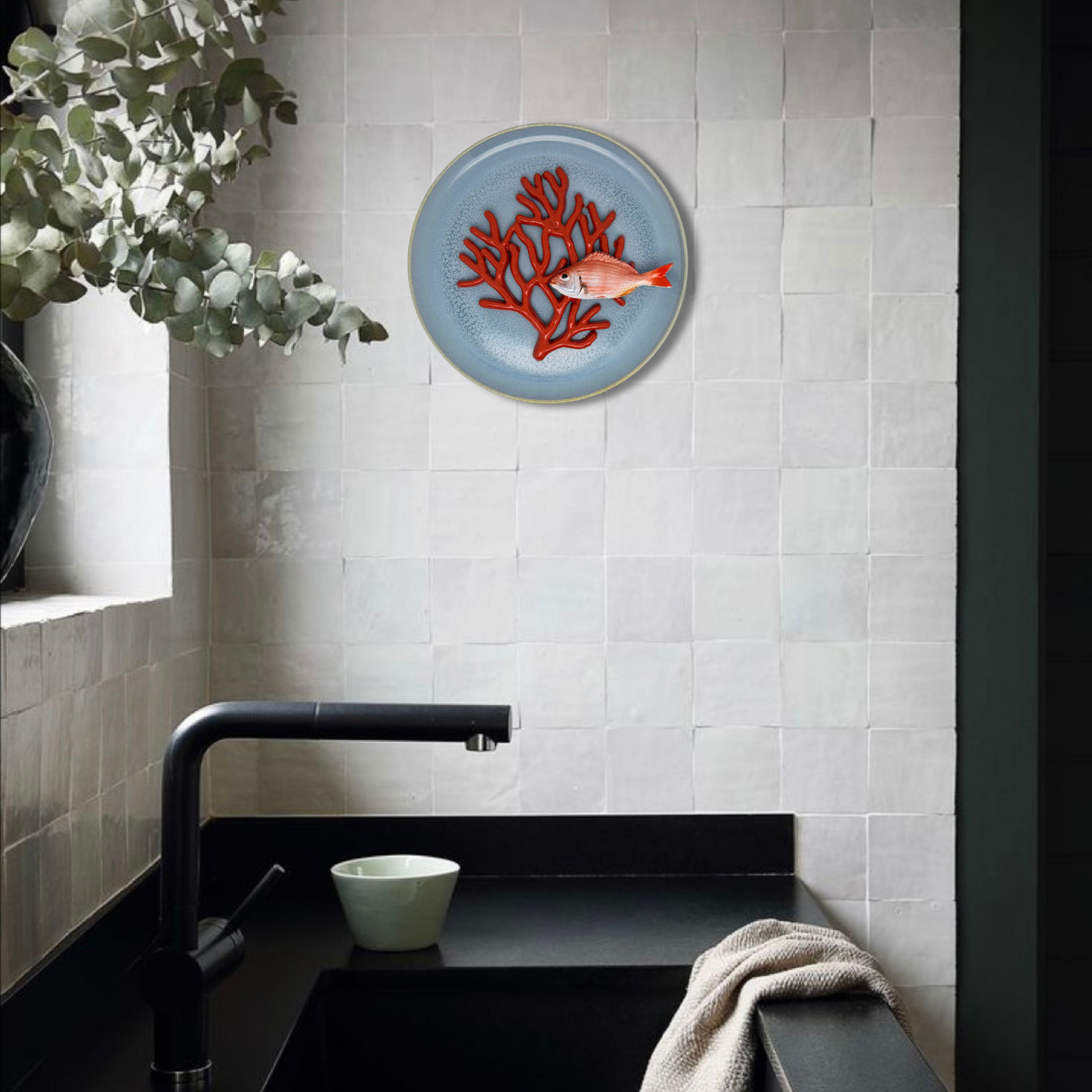 Koraal medio met Pagello piccolo op lichtblauw bord, 26cm rond