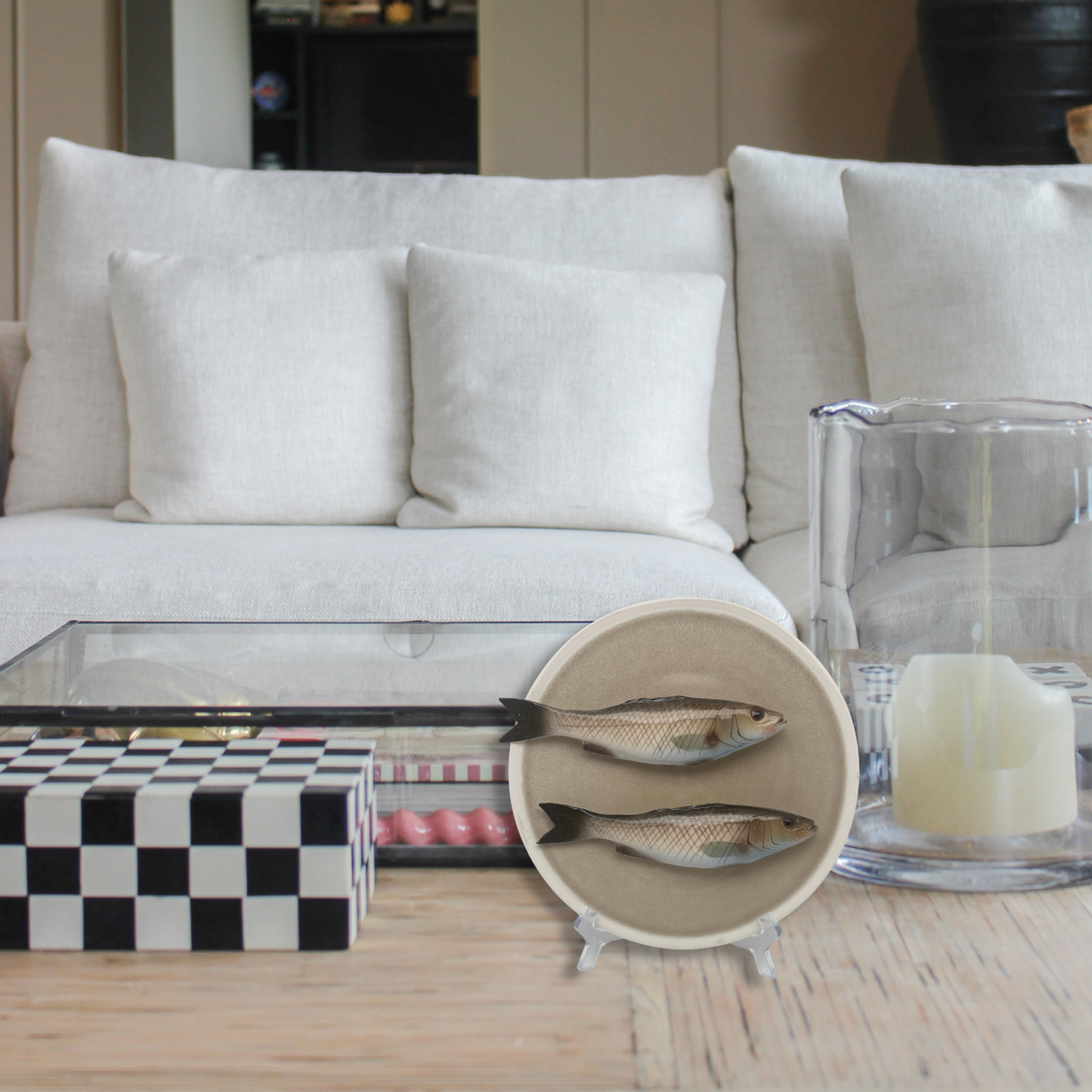 Spigola's medio op een beige bord met lichte rand, 20 cm