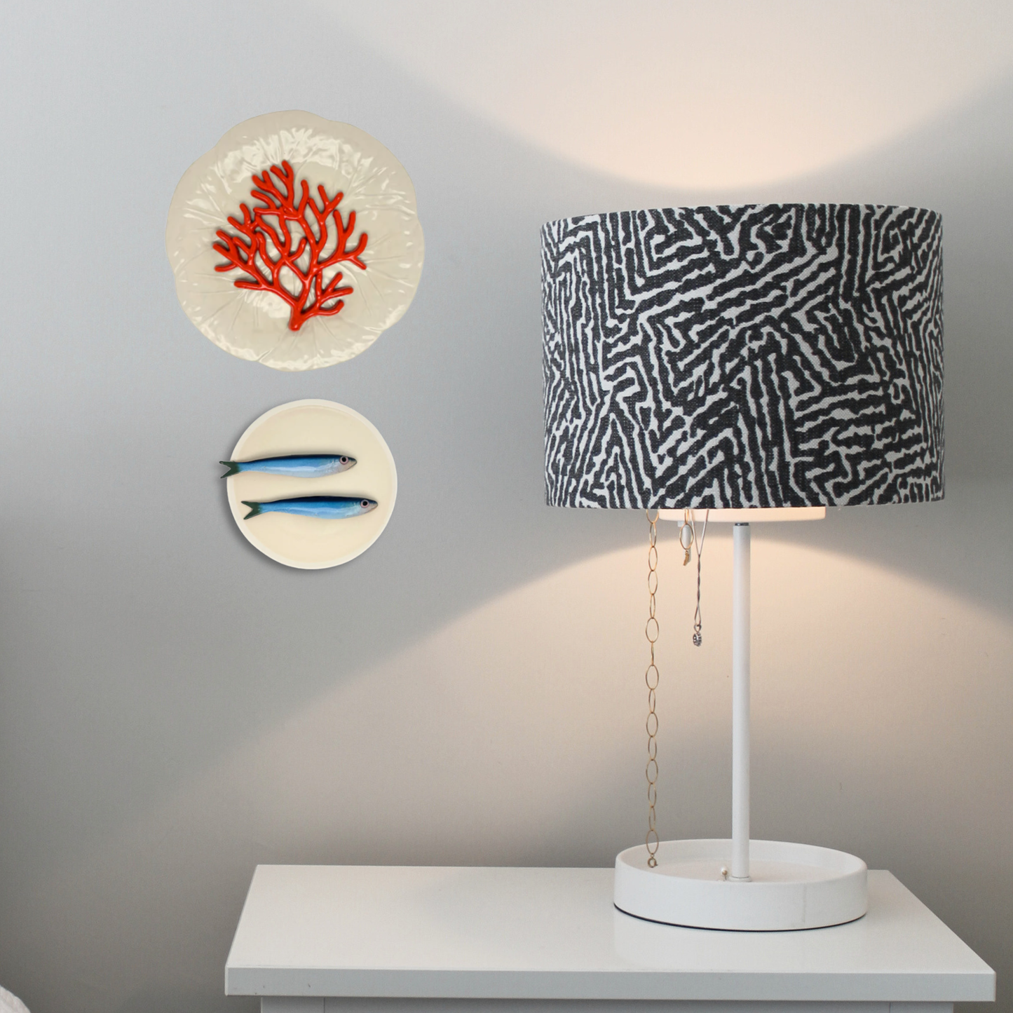 Koraal medio op een créme/wit bladvormig bord, 27 cm