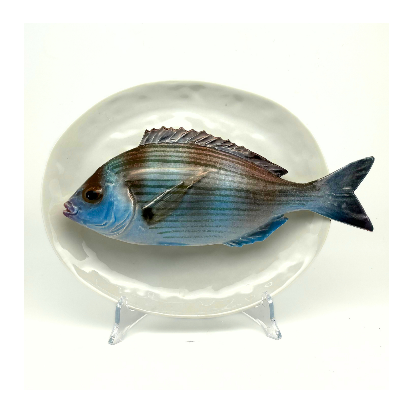 1117 Tanuta op een ovaal wit bord, 27X19cm