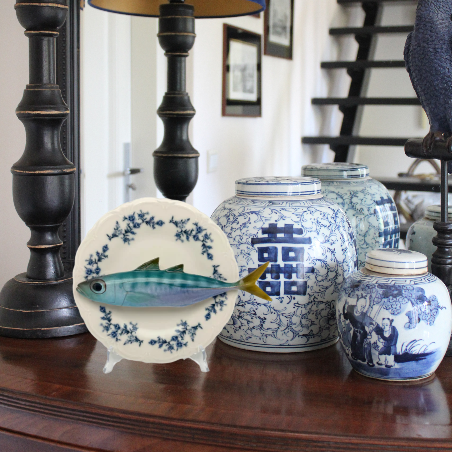 Makreel/sugarello op wit met blauwe details op decoratief bord, 21cm