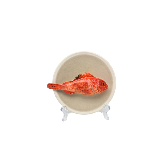 Scorfano op zandkleurig bord met lichte rand, 15 cm