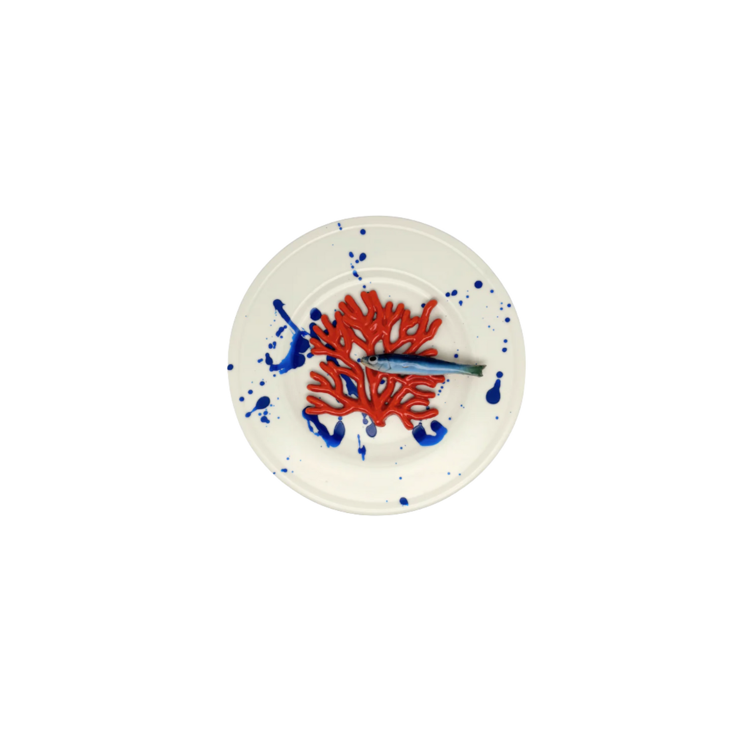 Koraal piccolo met sardientje op wit bord met blauwe verfspetters, 21 cm rond.
