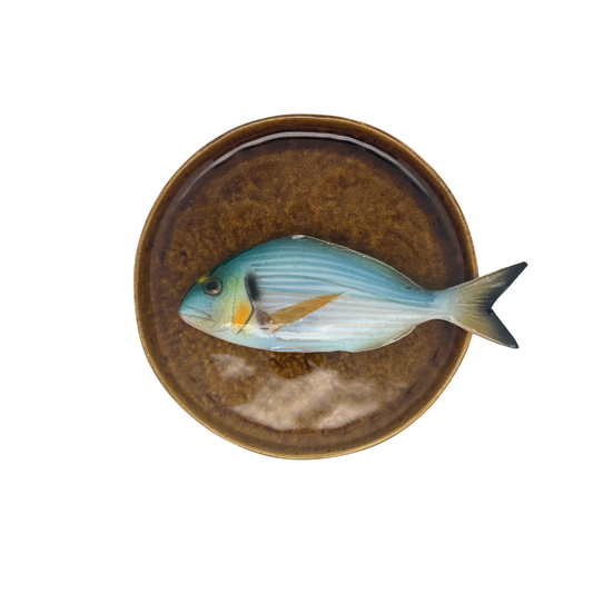 Orata medio op een bruin/goud bord, 21cm