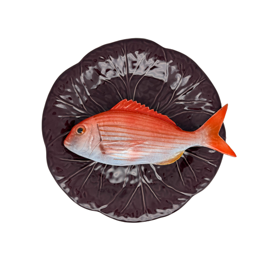 Pagro op een aubergine bladvormig bord, 27 cm