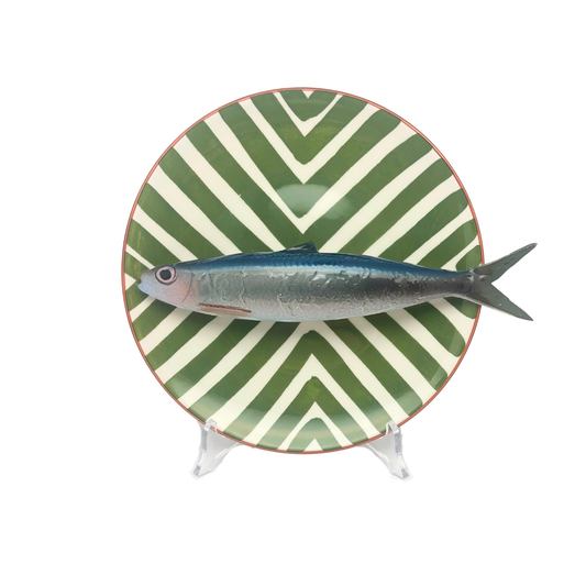 Alaccia/Haring op een groen strepen bord, rond 22 cm