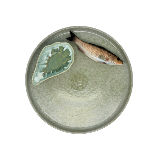 Spigola medio op een zeegroen borrelbord incl. dipschaaltje 26 cm