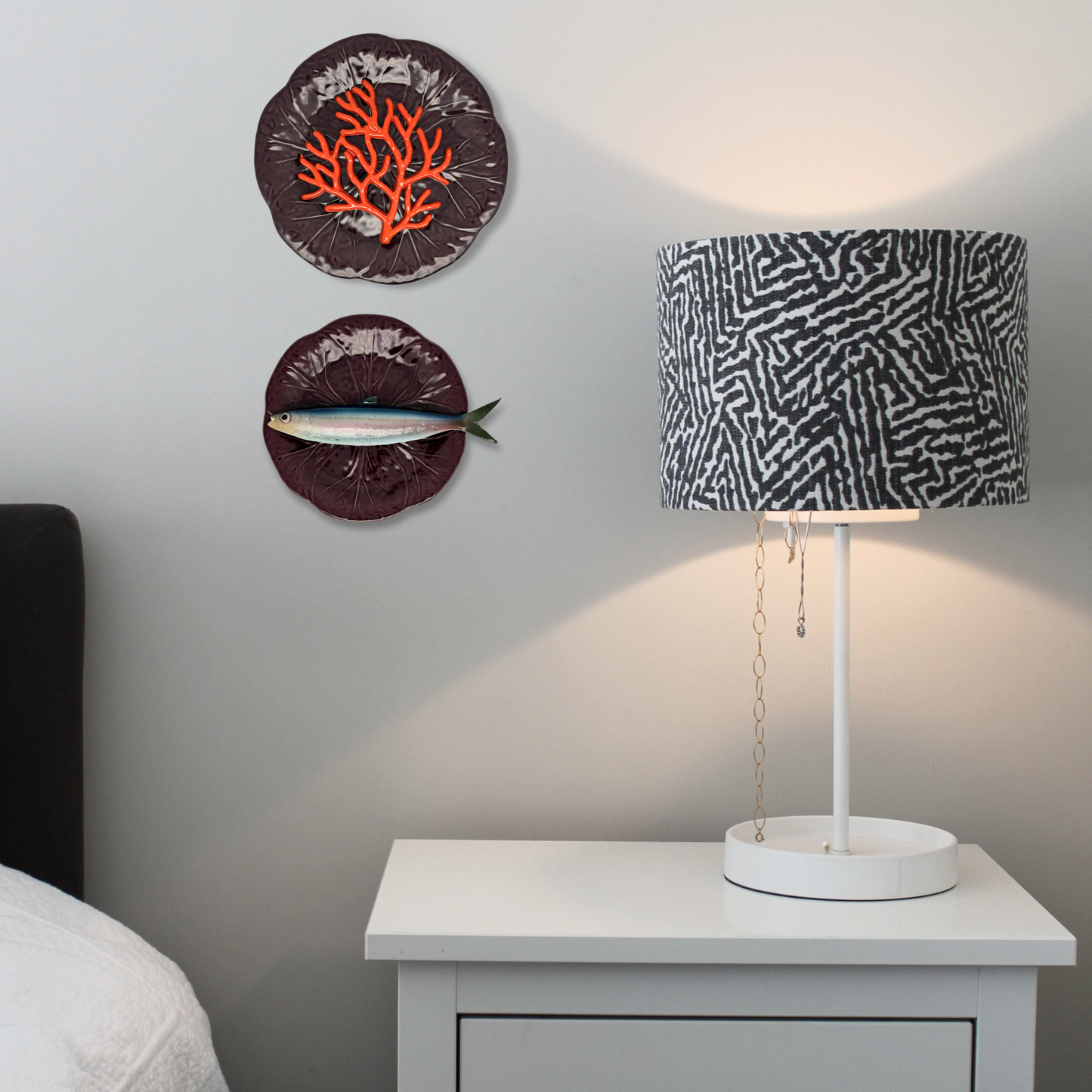 Alaccia/Haring op een aubergine bladvormig bord, 21cm