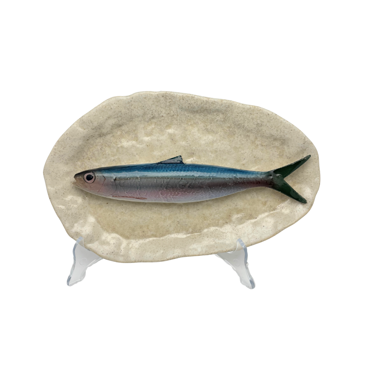 Alaccia op rustiek, organisch gevormd zandbeige bord, 27.5X17cm