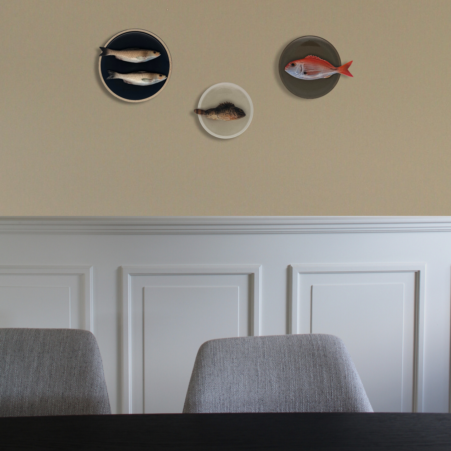 Scorfano Marrone op een beige bordje met lichte rand, 15 cm