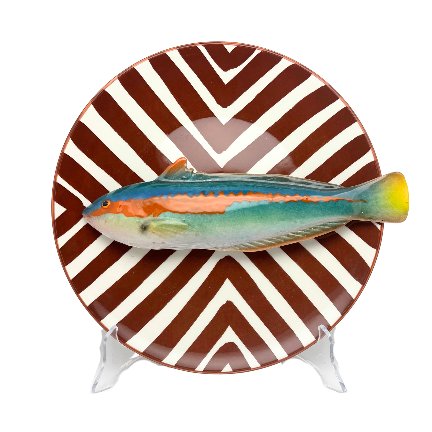 Pesce/Regenboogvis op een roestbruin strepen bord, 27 cm rond