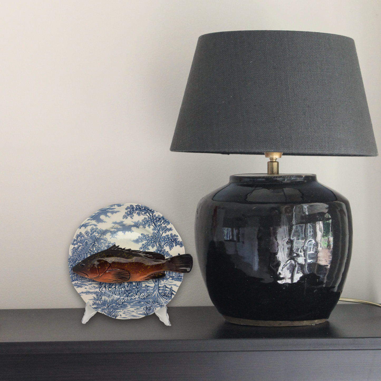 Cernia medio op een donker bauw vintage bord, 25 cm rond