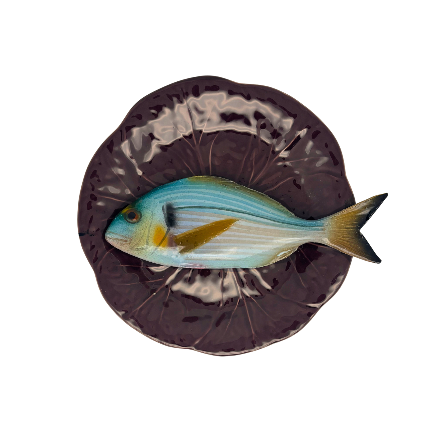 Orata op een aubergine bladvormig bord, 21cm