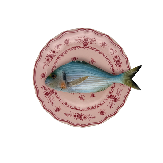 Orata op poederroze bord met rode decoratie, 21 cm
