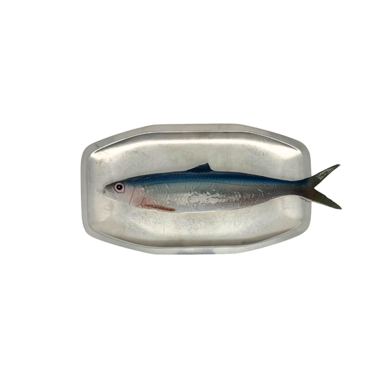 Alaccia/Haring op vintage roestvrij staal langwerpig bord, 23X13cm