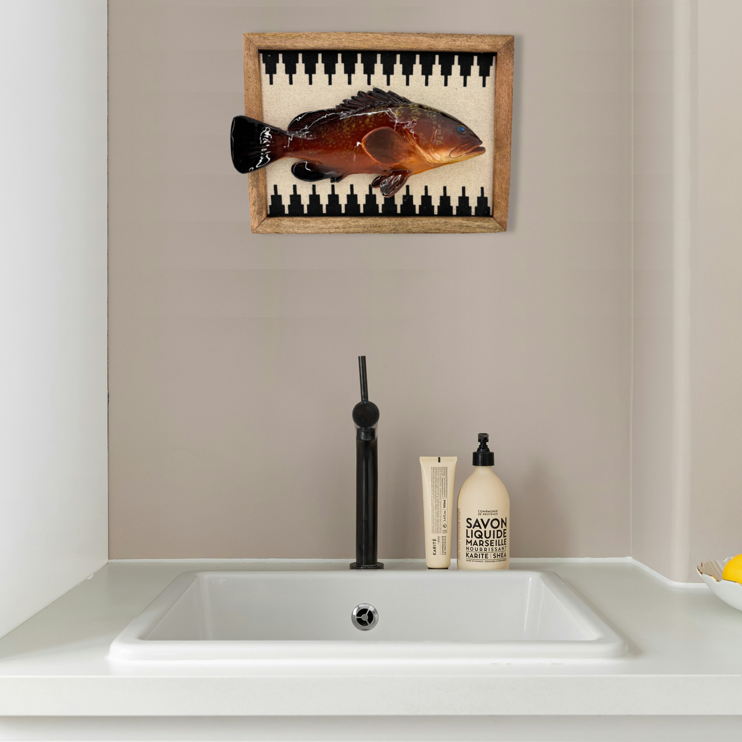 Cernia multo grande in een gestoffeerd houten lijst, 40X31cm