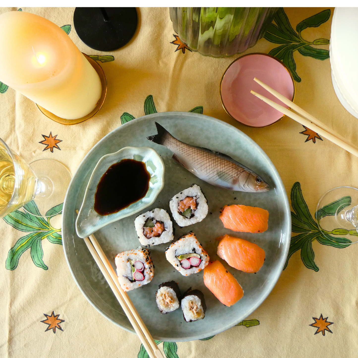 Spigola medio op een zeegroen borrelbord incl. dipschaaltje 26 cm