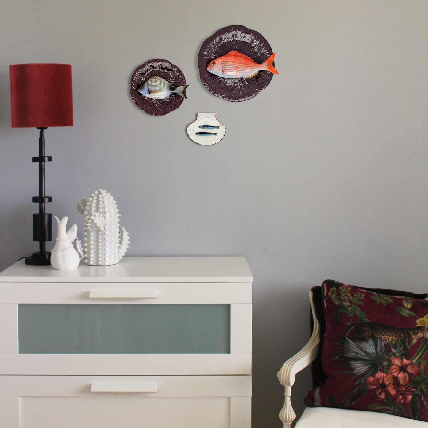 Sardines op een schelpen bordje met rode rand, 13X16cm