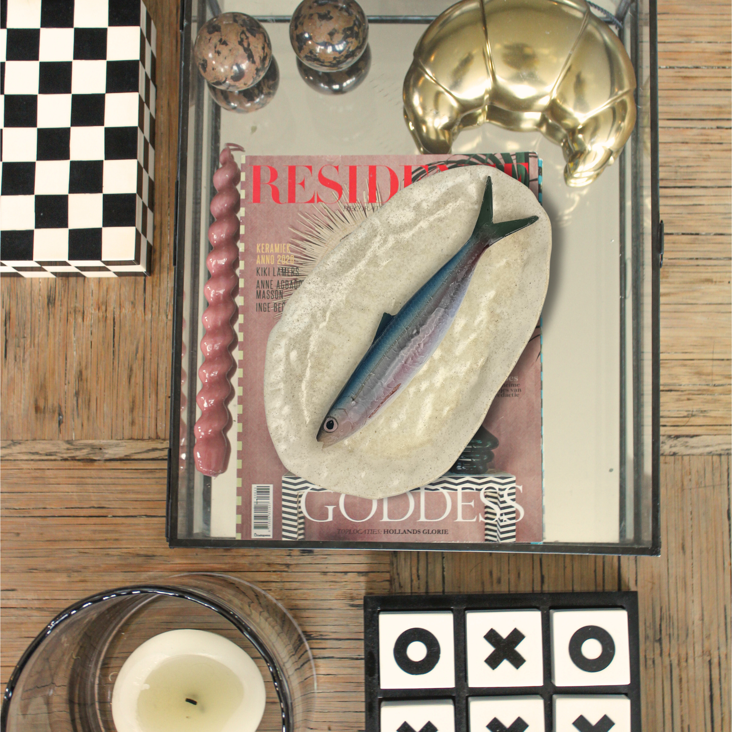 Alaccia op rustiek, organisch gevormd zandbeige bord, 27.5X17cm