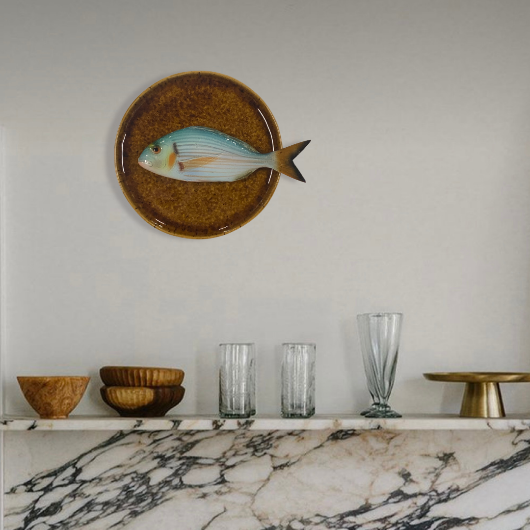 1173 Orata medio op een bruin bord, 21 cm rond