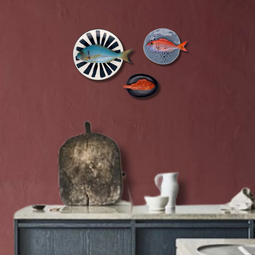 Orata medio op een wit bord met zwarte decoratieve strepen, 20cm.
