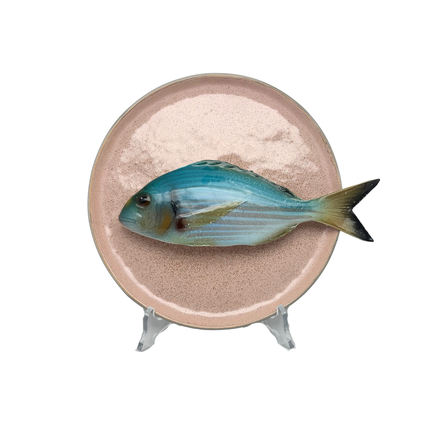 Orata op een poeder roze bewerkt bord, 20cm rond