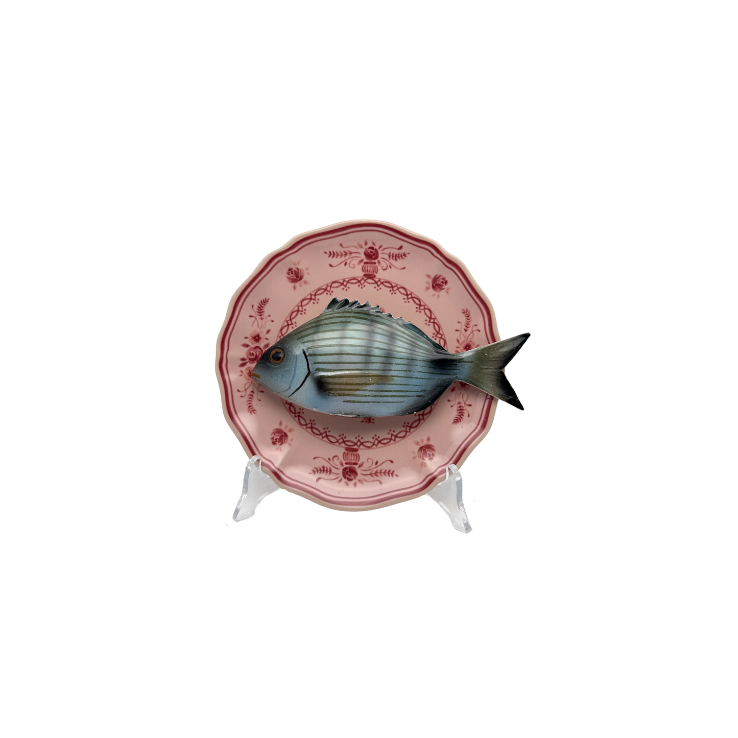 Sarago medio op poederroze bord met rode decoratie, 17cm