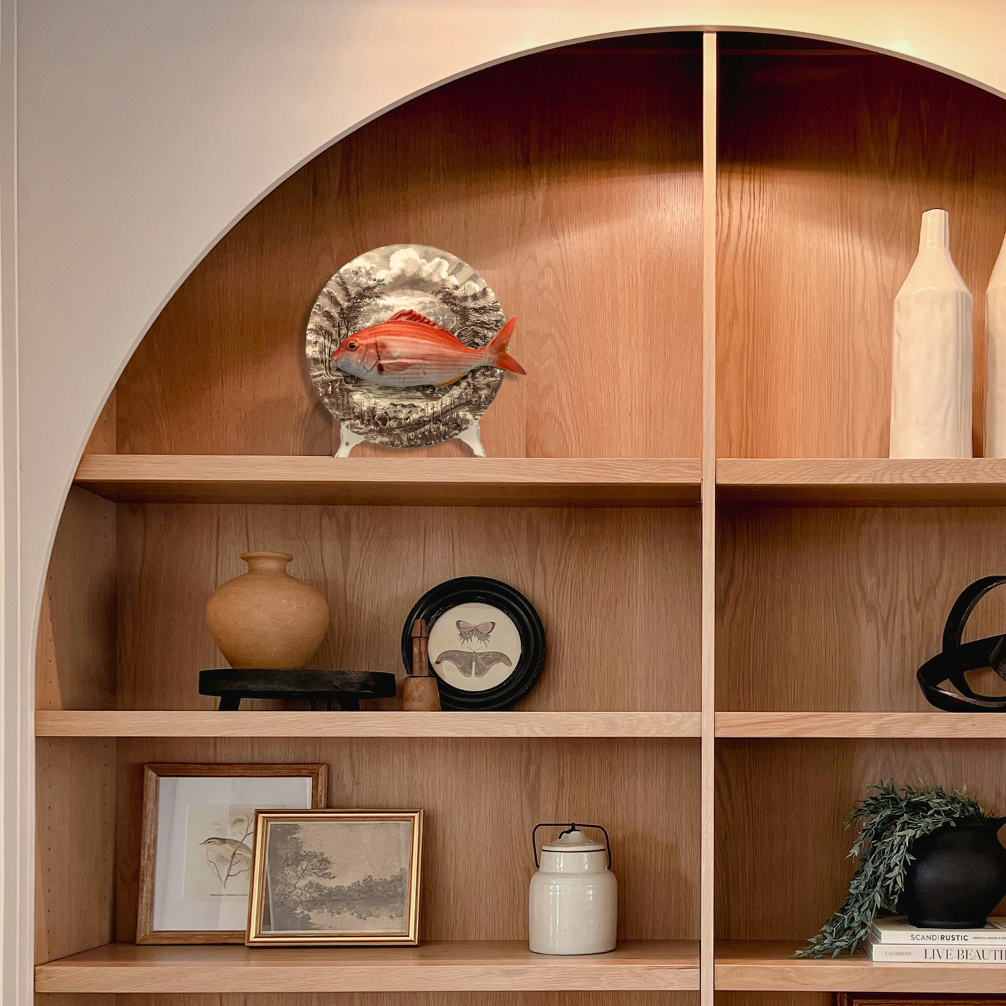 Pagro op bruin vintage bord, 26 cm rond