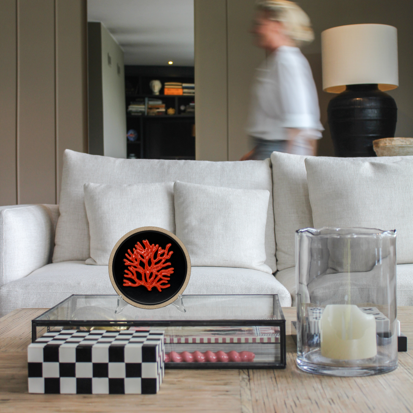 Koraal piccolo op zwart bord met lichte rand, 15cm rond