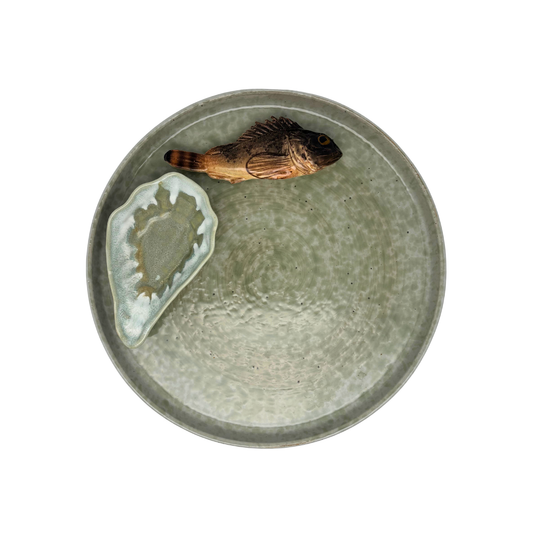 Scorfano marrone op een zeegroen borrelbord incl. dipschaaltje. 26 cm