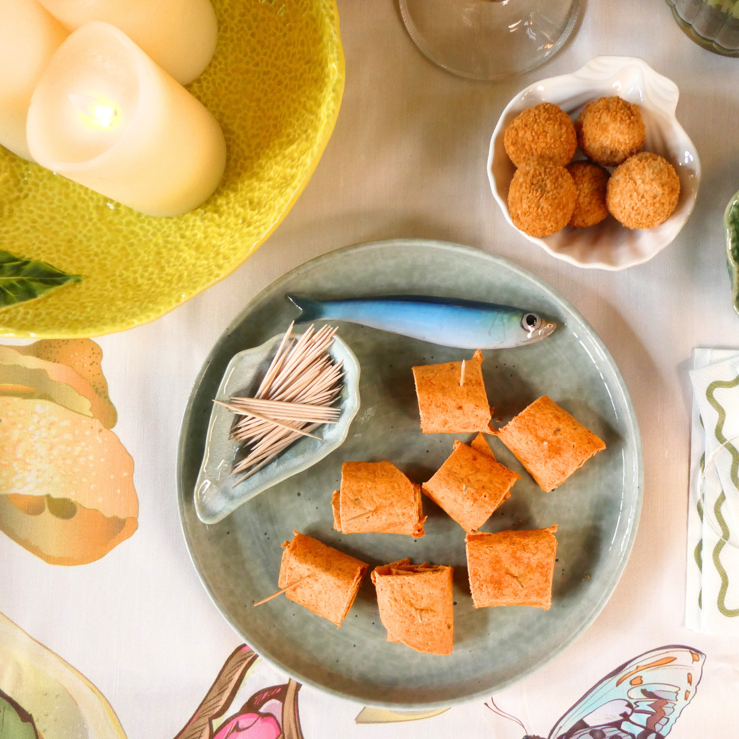 Sardine op een zeegroen borrelbord incl. dipschaaltje. 26 cm