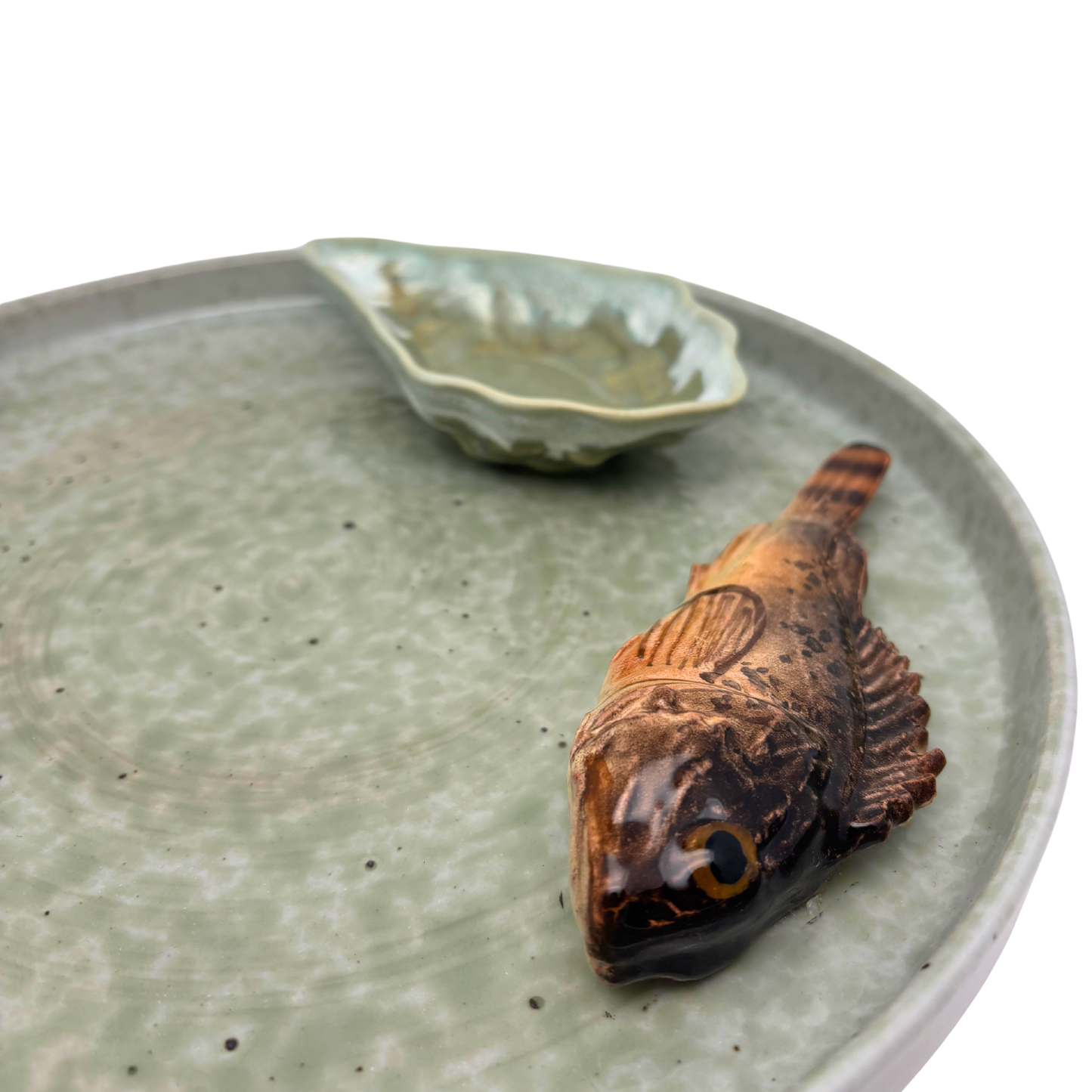 Scorfano marrone op een zeegroen borrelbord incl. dipschaaltje. 26 cm