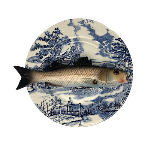 Spigola op blauw vintage bord, 25 cm rond