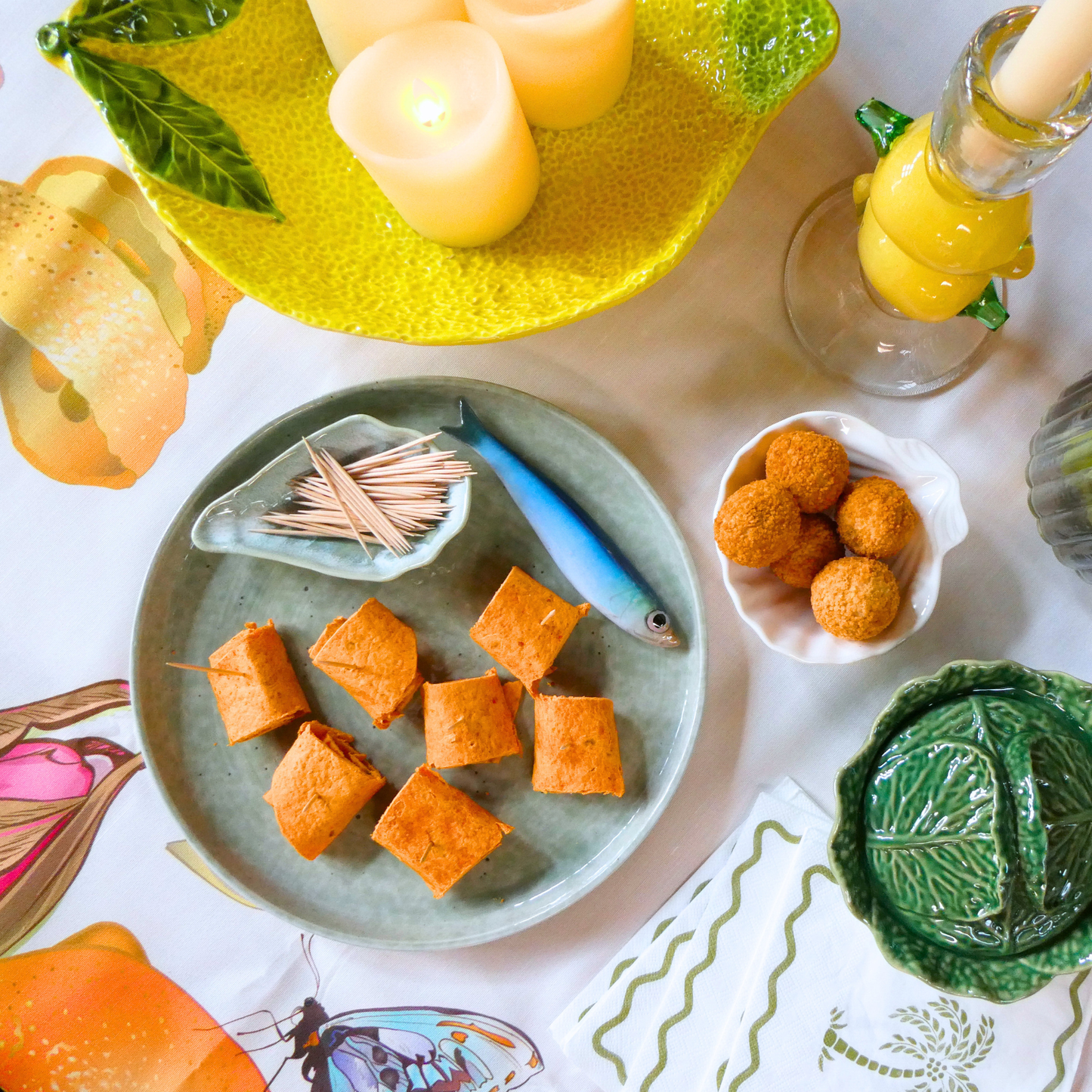 Sardine op een zeegroen borrelbord incl. dipschaaltje. 26 cm