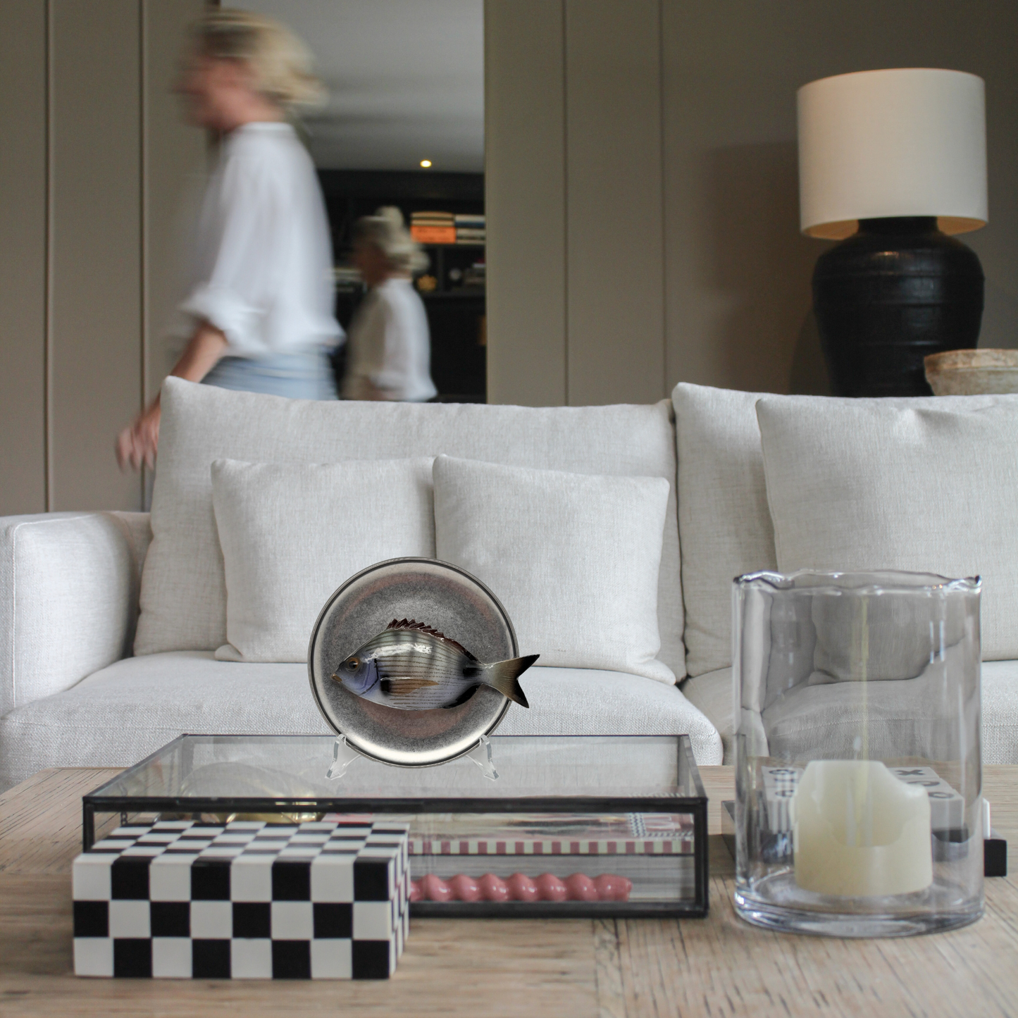 Sarago medio op antiek zilver bord, 16,5cm