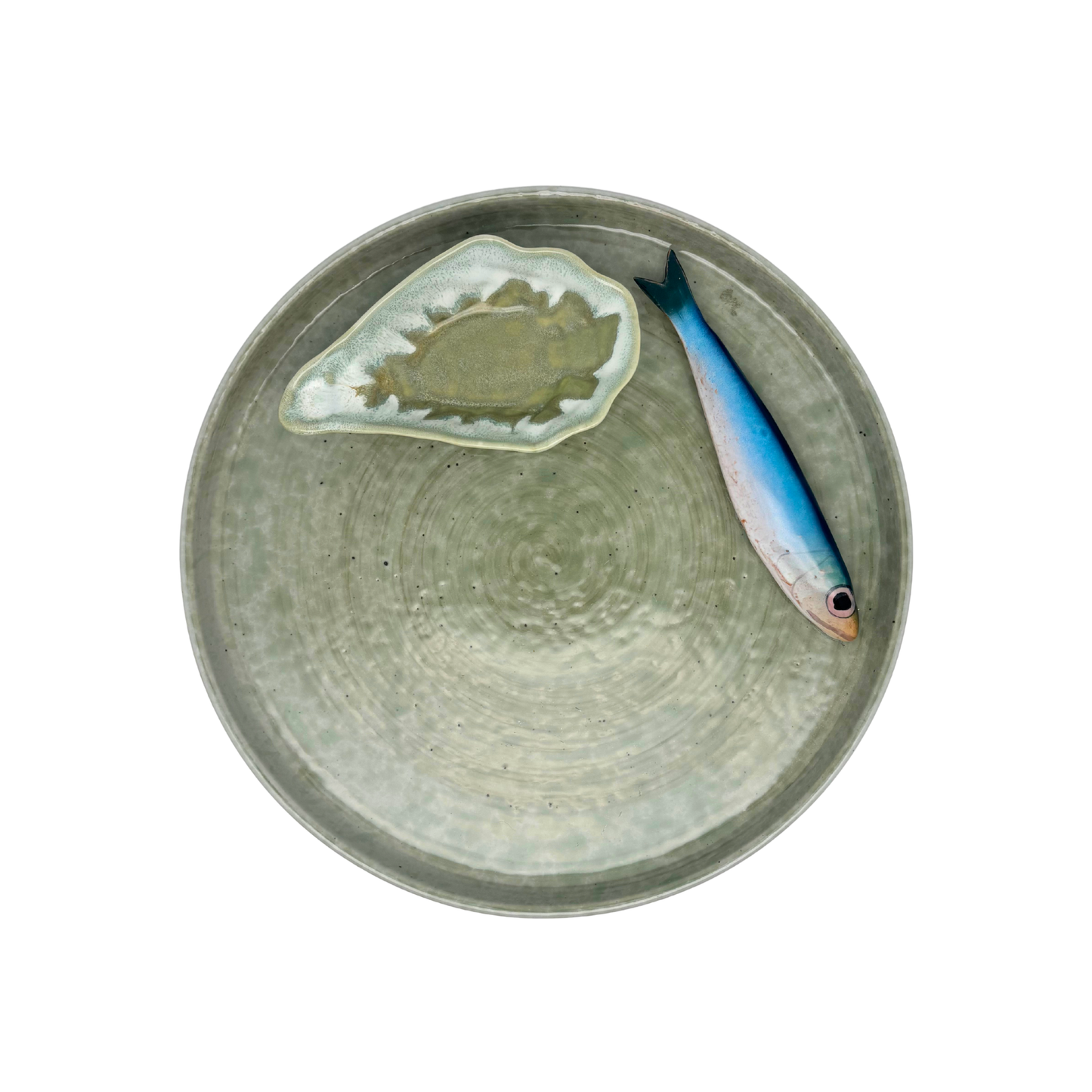 Sardine op een zeegroen borrelbord incl. dipschaaltje. 26 cm